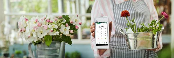 TPV Tarifa Plana Dinámica - mujer enseñando movil
