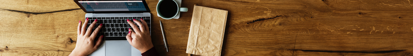 mesa de trabajo con portátil y libreta