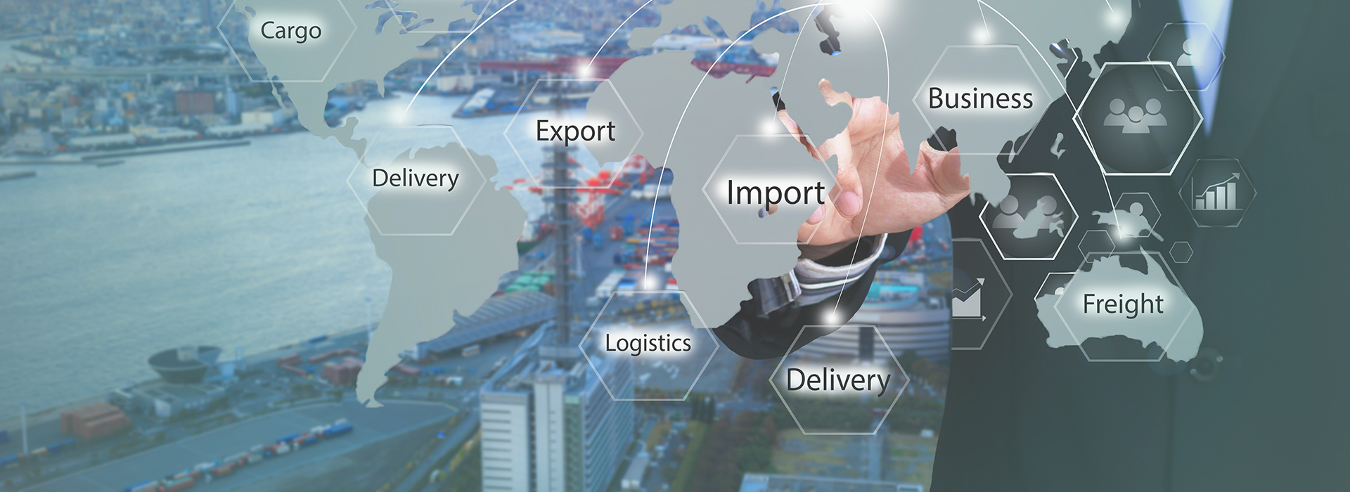 Hombre señalando puntos de un mapa con anotaciones de comercio exterior